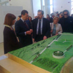 Il sindaco Ignazio Marino, accompagnato dalla dr. Rossini, è interessato al nuovo plastico del Campo Marzio predisposto dalla direzione del Museo; si riconosce bene Obelisco e Linea Meridiana