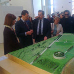 Il sindaco Ignazio Marino, accompagnato dalla dr. Rossini, è interessato al nuovo plastico del Campo Marzio predisposto dalla direzione del Museo; si riconosce bene Obelisco e Linea Meridiana