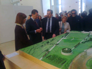 Il sindaco Ignazio Marino, accompagnato dalla dr. Rossini, è interessato al nuovo plastico del Campo Marzio predisposto dalla direzione del Museo; si riconosce bene Obelisco e Linea Meridiana