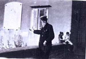La foto del cap. D'Albertis che fa il gesto di offrire la meridiana alla città di Trieste è inedita.